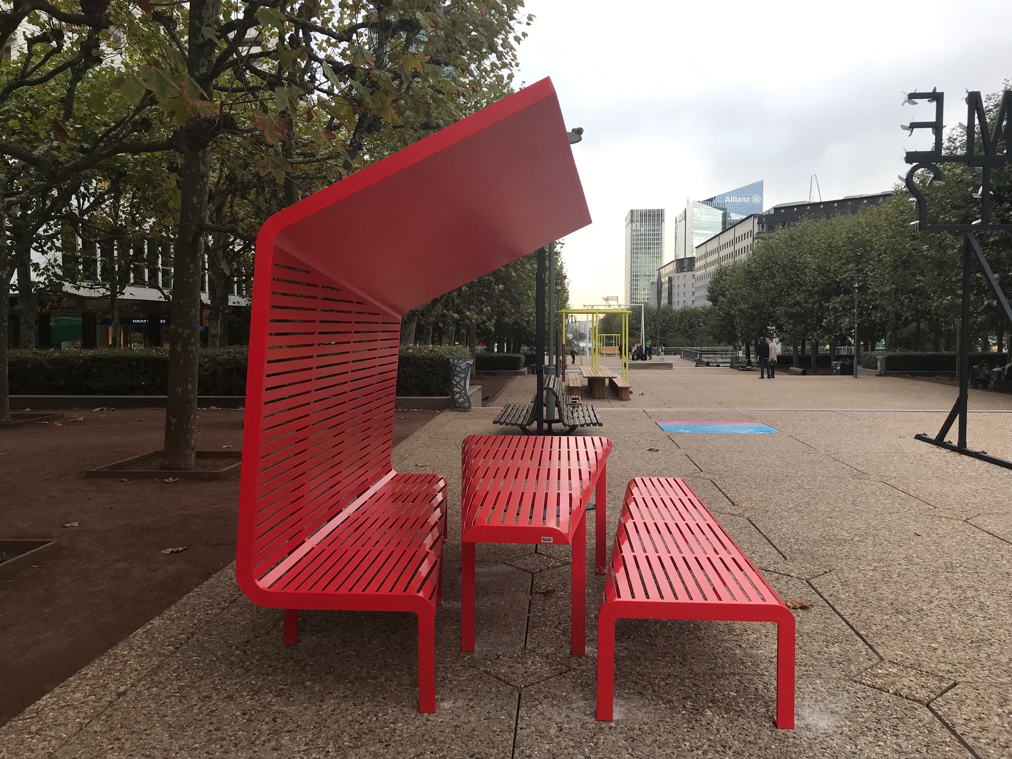 Grande_table_de_pique-nique_avec_auvent_Paris_La_Défense 016